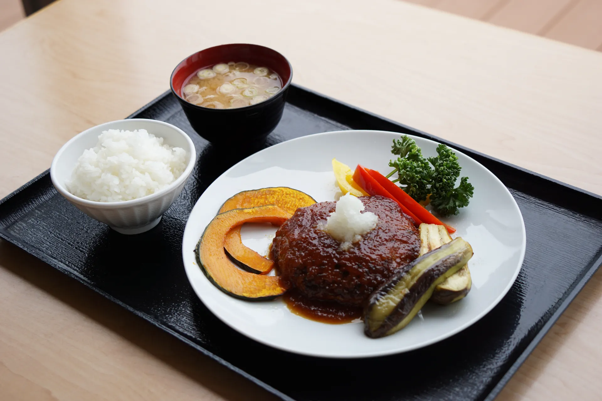 林SPFポークハンバーグと季節のお野菜